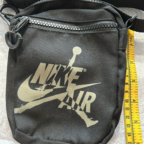 Nike air black crossbody with adjustable strap - Picture 6 of 8